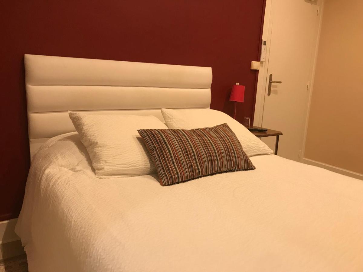 Logis Le Cheval Blanc Hotel Saint-Just  Buitenkant foto