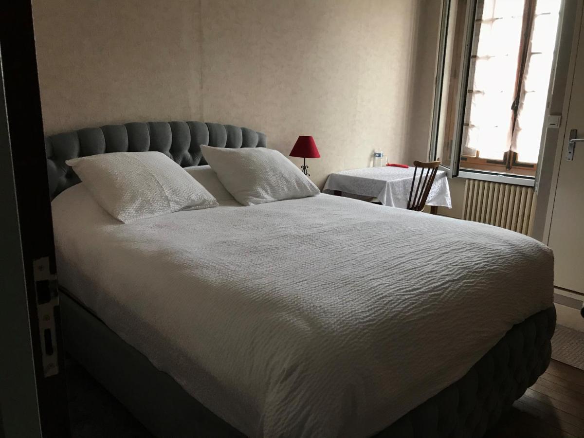 Logis Le Cheval Blanc Hotel Saint-Just  Buitenkant foto